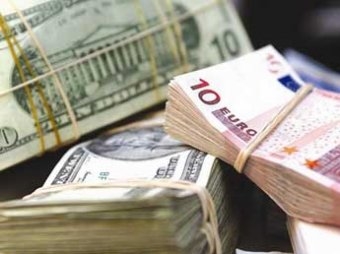 Официальный курс доллар упал ниже 66 рублей